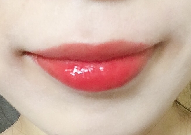 사진에서 잘 보일지는 모르겠지만, 입술 아랫부분에 광택감이 
더 올라오는 것 같더라구요 ㅋㅋㅋ 저는 아랫쪽에만 바르고 음파음파해서
윗 입술에 틴트를 블렌딩했는데, 좀 시간이 흐를수록 신기하게 광택감이 더 올라오는 것 같아서 신기했어요. ㅋㅋㅋㅋㅋ

번들거리는 느낌이 아니고, 글로스를 적당하게 발라서 
입술이 탱글거리고 돋보이는 정도의 촉촉함으로 보여서
겨울에도 예쁜 립 메이크업 할 수 있게 도와줄 듯한 롬앤 쥬시래스팅 틴트였습니다 ㅎㅎㅎ


