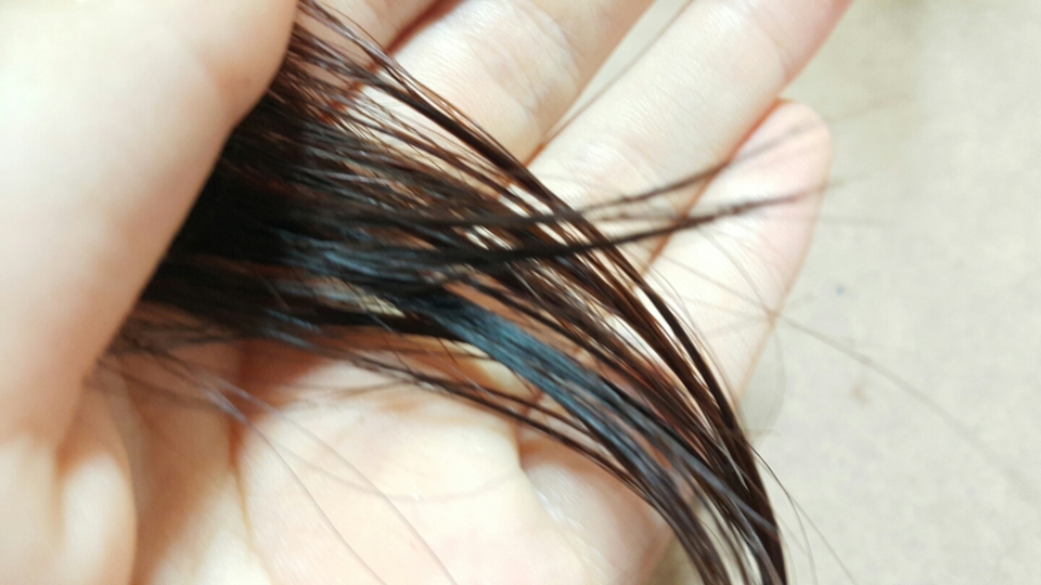 젤을 발라서 좀 젖어보이지만 마르면 모발이 확실히 수분감 있어요:)
