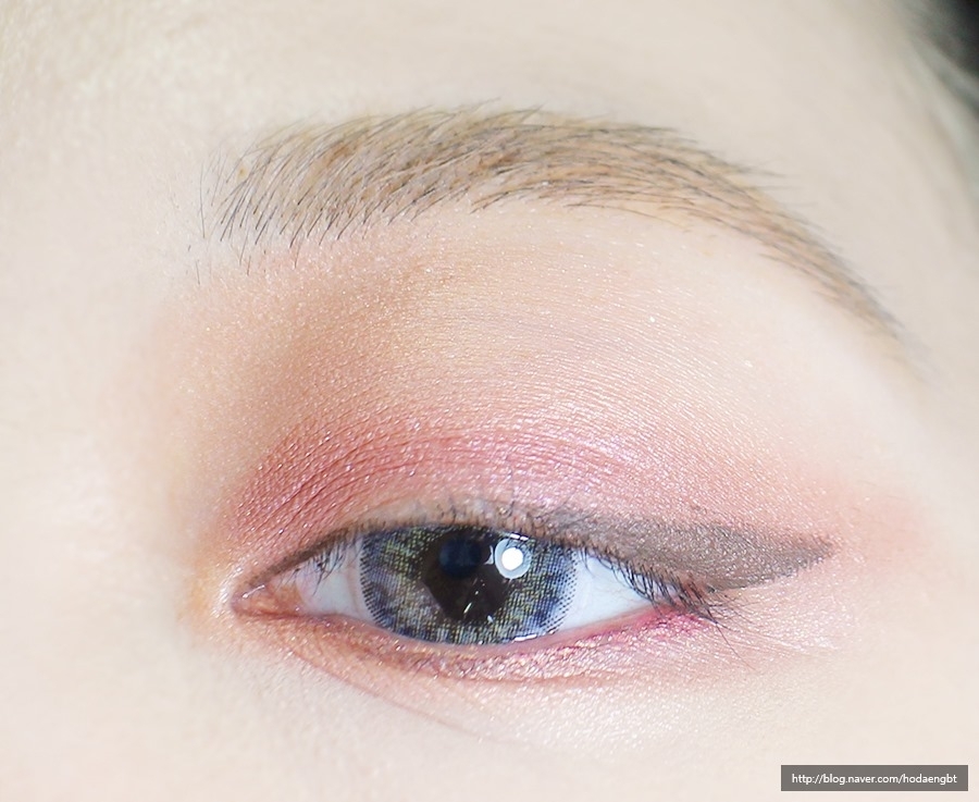 포인트!!
뷰러를 하고 젤라이너로 눈 꼬리를 높게 그려주고 언더도 삼각형이 되도록 그려주세요
그리고 붓펜 라이너 블랙으로 그 위에 발라줍니다
저는 붓펜 라이너가 굳어서 결국 젤라이너로 했더니 정교하게 되지 않았어요ㅠㅠ흙흙
언더 점막도 채워주세요

