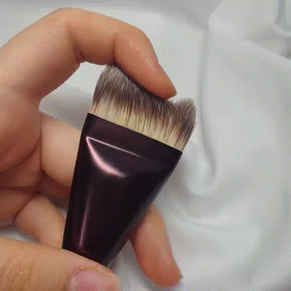 

브러쉬 탄성력을 알 수 있는 움짤인데 보다시피 앞서 말했듯이 꾸셀 파운데이션 브러쉬처럼 텐션감이 좋아서 파운데이션을 훨씬 얇게 바를 수 있게 됩니당 ㅎㅁㅎ

생각보다 넓고 좁은 디자인이 아니라 모가 꽤 많은 편에 속해요! 컷팅도 잘되어있어서 피부가 따갑다거나 하지 않았어요

디자인에 대한 추가 말을 해보자면 모 아랫부분이 유광인 쇠로 되어있어서 저는 약간 사용할 수록 변색되거나 갈색 코팅이 벗겨져서 외관상 안좋지 않을까 걱정했는데 정말 변색같은거나 모가 빠지는일 없이사용해 주고 있답니다 이제 저 이 브러쉬만 2년쓴 것 같아요 ㅎㅎ

