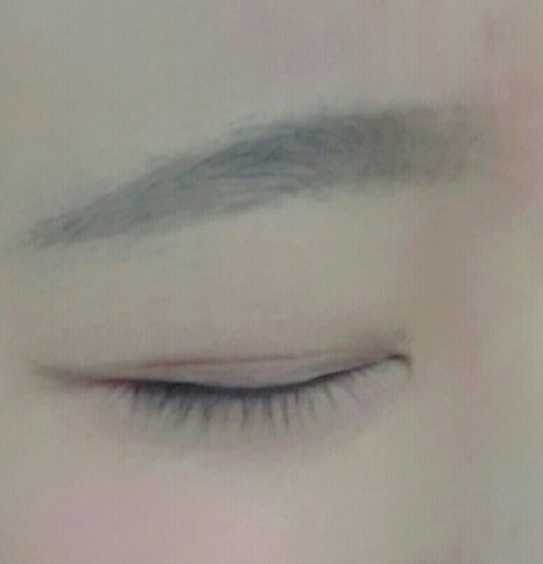 눈감고 찰칵 오글 거리지만 일단 참고 찰칵..눈썹도 그렸어요. 어퓨 제품인데 조만간 리뷰 올릴께요 !