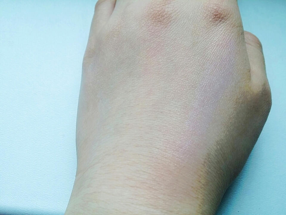 일부러 다 문지르지 않고 찍었어요. 너무 분홍분홍하게 나왔는데 다문지르면 피부색보다 살짝 환한 톤이되요. 그걸 갤럭시로 잡을수가 없어서 이렇게 올립니다.