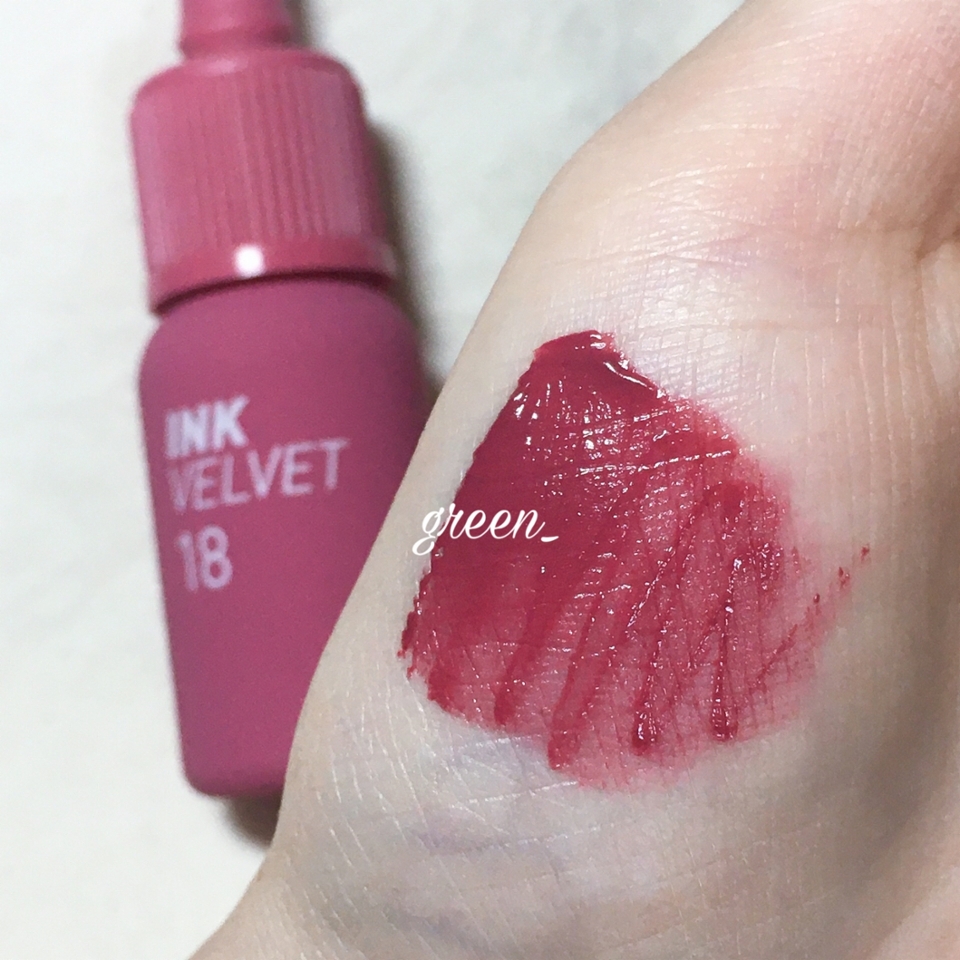 * 18호 인싸등극?
: 뮤트 플럼 핑크 립♥
칙칙하지 않고 적당히 차분한 톤을 유지하는 컬러라서 부담스런 핑크 컬러도 아니었던 것 같아요=: 단독으로 발라도 엄청 튀는 컬러도 아니라서 베이스 컬러 립으로 사용해도 좋을 것 같다고 생각해요!