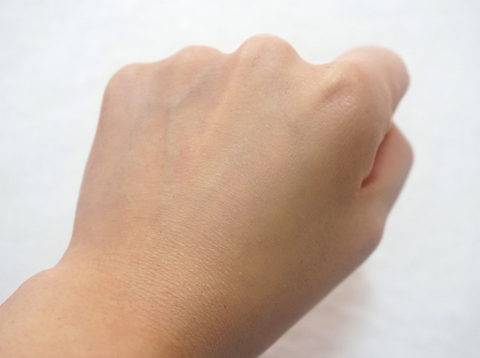 벨벳처럼 부드러운 텍스처라 아주 가볍게 피부에 밀착되서 아무것도 안 바른 것 같아요.

그럼에도 불구하고 커버력은 제가 생각한 것보다 좋았어요!