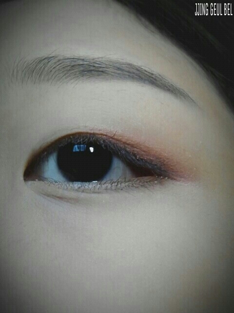 무펄의 핑크코랄 섀도우를 눈 뒤쪽에 발라주세요:) 언더는 생략하였습니다.
사용제품: 에뛰드하우스 룩 앳 마이 아이즈 카페 OR202 상큼 자몽티