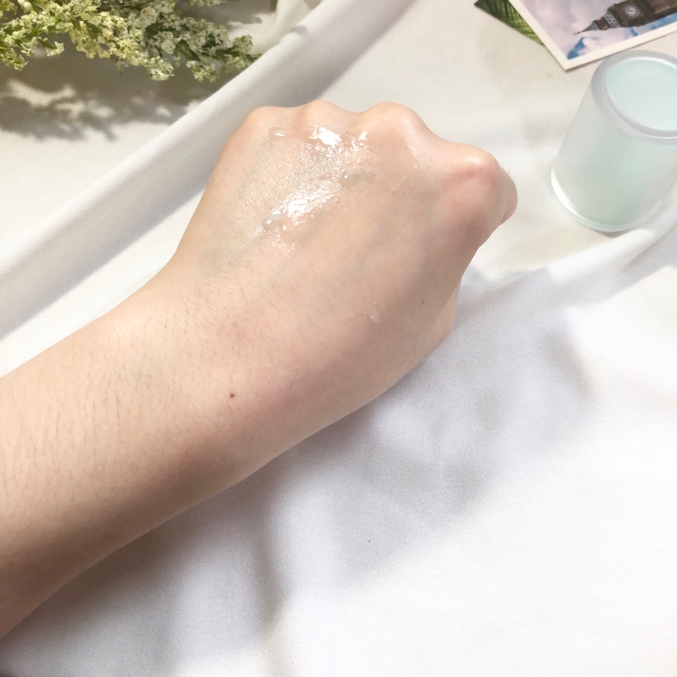 제형도 묽어서

끈적이거나 답답하지 않고 산뜻했어요

메이크업 위에 올려도

지워지지 않고 수분 충전할 수 있겠네요!