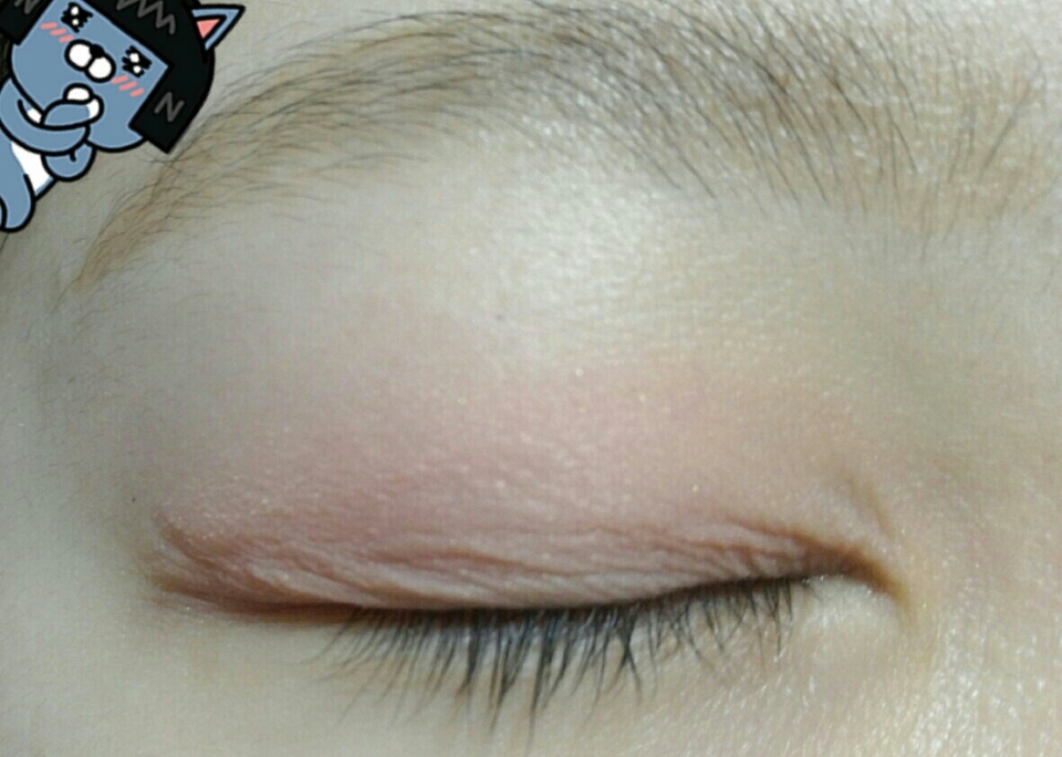 먼저 살구살구스러운 연핑쿠 무펄 섀도우를 눈덩이 전체에 발색해주세욧(이거 바르고 바로 쌍액으로 무쌍으로 변신했지용)언더에는 흰색 섀도우!