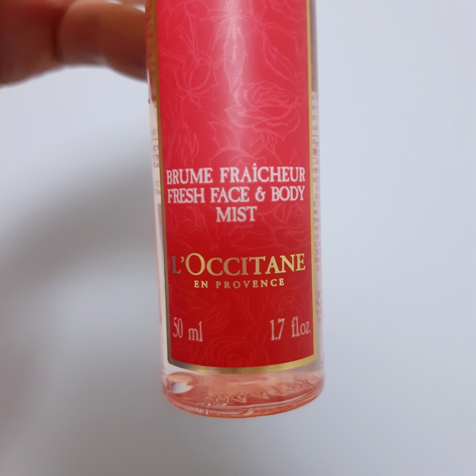 페이스 앤 바디 겸용인데 저는 얼굴보단
바디위주로 향수대용으로 사용 중이에요 
끈적임이 없어 얼굴에 사용해도 메이크업 잘 될것 같아요