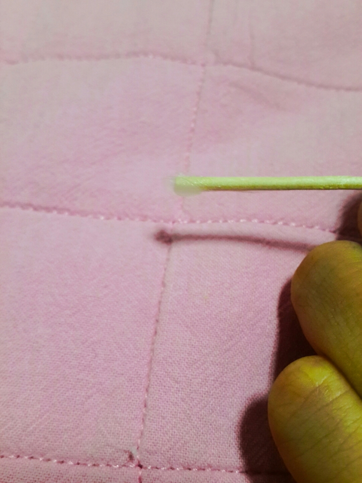 이 정도 덜어서 막대 끝에 묻혀주세요 
단 너무 많지도 적지도 않게 적당히 발라주셔야해요 .

전 저번에 너무 많이 발라서 눈에 들어갔다는 .. 😢