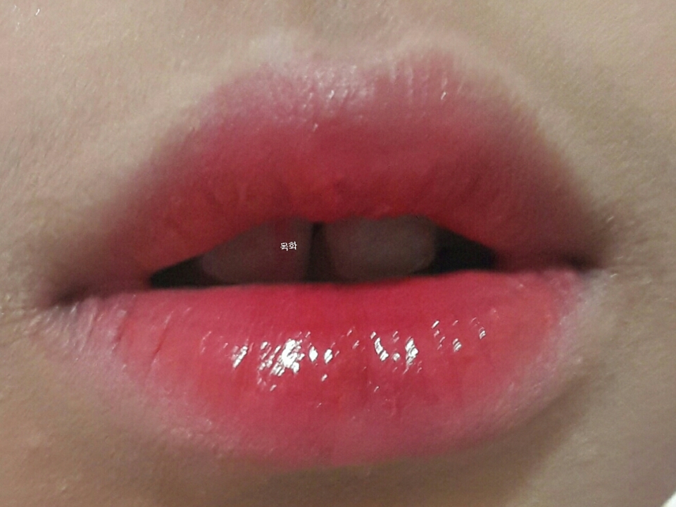 에뛰드-디어달링오일틴트 방울방울토마토

핑크레드와 가까운색상인 오일틴트로 입술 안쪽부터 그라데이션을 해줍니다
이때 중앙에만 덧발라 입체적이게 해주는것도 이뻐요