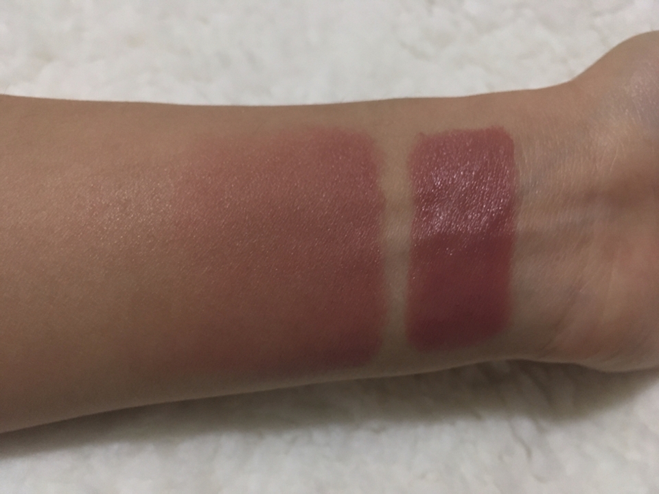 
얼굴 발색은 여전히 자신이 없어 역시나 손목 발색을 들고 왔습니다!
오른쪽은 진하게 발색해줬을 때이고, 왼쪽은 퍼뜨렸을 때의 발색입니다.

말린장미빛의 발색으로 얼굴에 올리면 굉장히 분위기있어 보입니다.
그래서 제 경우에는 쉐이딩과 연결하듯 옆광대 위주로 발라주는데요.
정말 가을-겨울 분위기와 찰떡입니다!!

앞서 입술에서는 밀착력이 떨어진다고 알려드렸지만,
치크와 립의 톤을 맞추면 한껏 더 분위기가 뿜뿜하기 때문에 지속력을 포기하고 립으로 사용하는 경우가 많습니다.
(이 경우 입술 외곽쪽에 옅게 발색해주고 안쪽에 좀 더 딥한 컬러를 올려줍니다. 그러면 가을-겨울 분위기 짱짱맨 립이 완성됩니다-⭐️)
