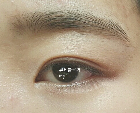 눈썹을 그려줍니다. 그리고 브로우카라로 자신의 마릿색과 비슷한색으로 입혀줍니다.

Tip가능 하면 팬슬같은 정교하게 표현할수있는 제품으로 털을 그리듯 그려주세요.
브로우카라는 뭉치지않는 제품을 사용해주세요