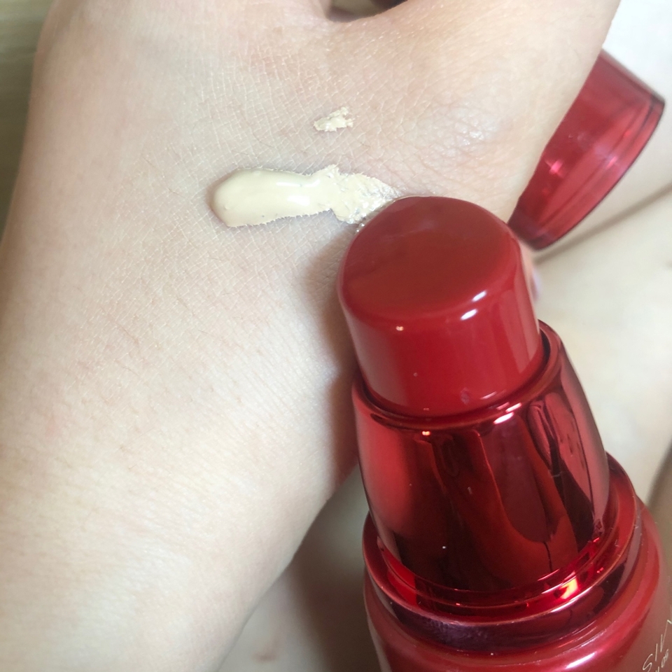 제형은 예전과 비슷하다고 느꼈어요~
대신 바르면서 확실히 부드럽고 촉촉한게 느껴졌어요!!!