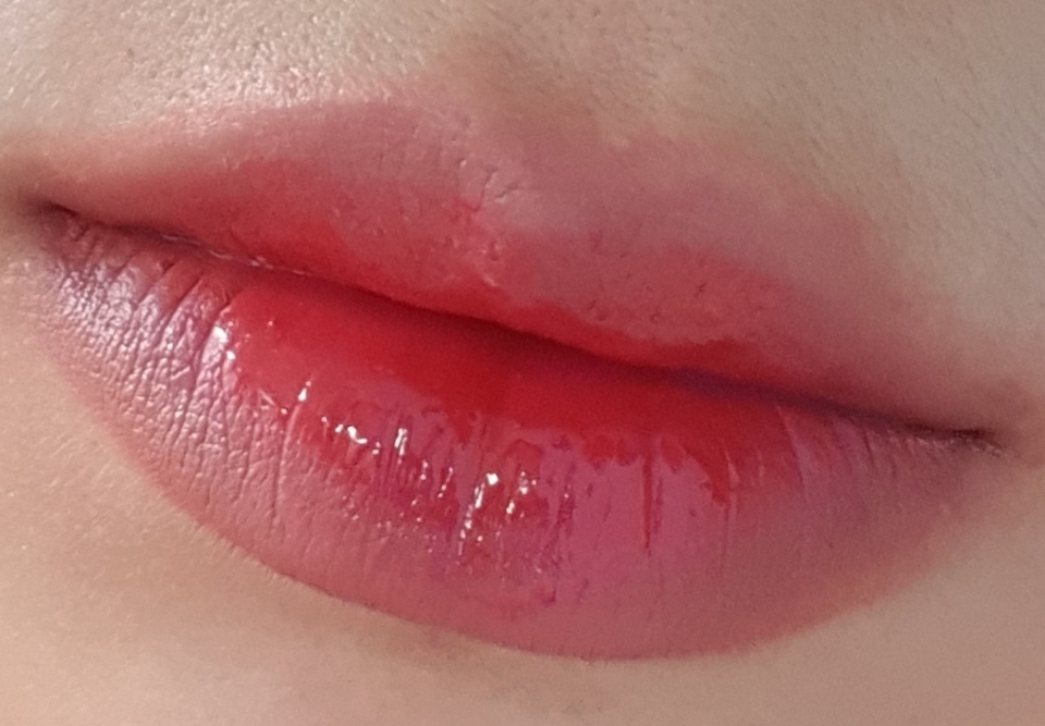 살짝 음파음파한 뒤, 입술 가운데를 중심으로 립오일을 발라주세요.