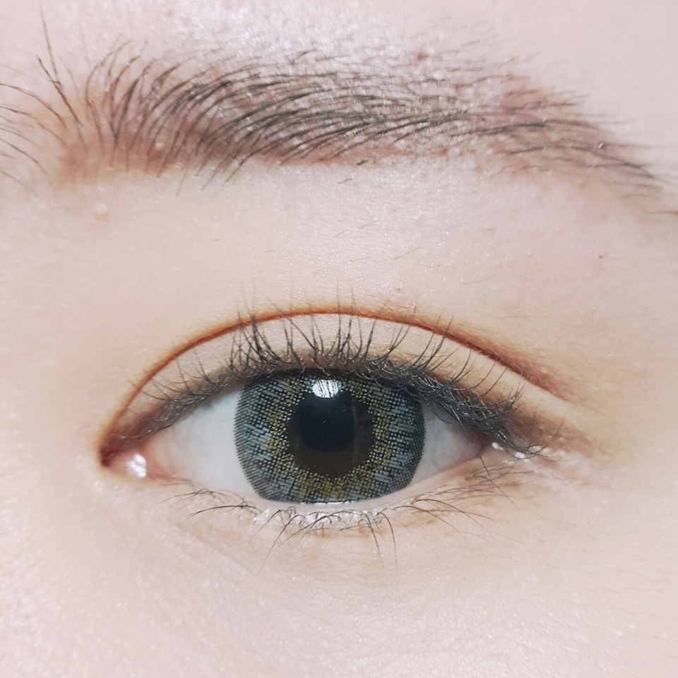 뷰러로 눈썹을 짱짱이 집어주고 미샤 치아바타로 눈두덩이 전체, 눈썹 바로밑부분까지 오버하듯 전체적으로 퍼지게 음영을 줍니다.