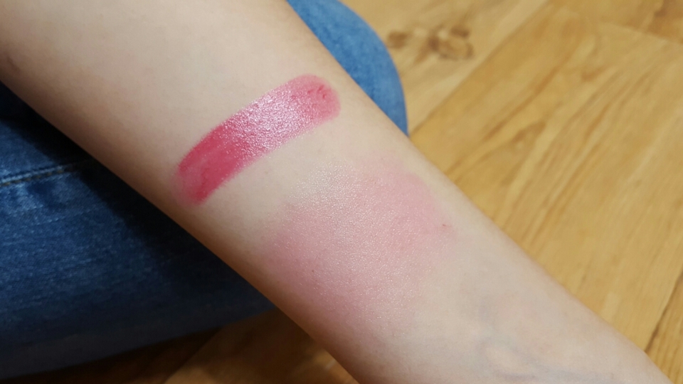 발색은 이렇게 되고요, 옆에는 뭉개서 실제로 발색할 때와 유사하게 해보았어요

이상으로 제 아우의 파우치 - 블러셔편을 마칩니다

여러분의 좋아요, 팔로잉, 댓글을 완전 큰 힘이 됩니다 😚😙