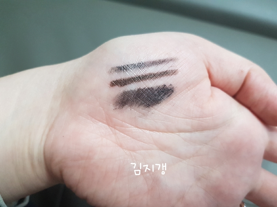 말랐을때 사진입니다 라이너위에는
티가 안나는데 맨살에선 살짝 광이 나네요~