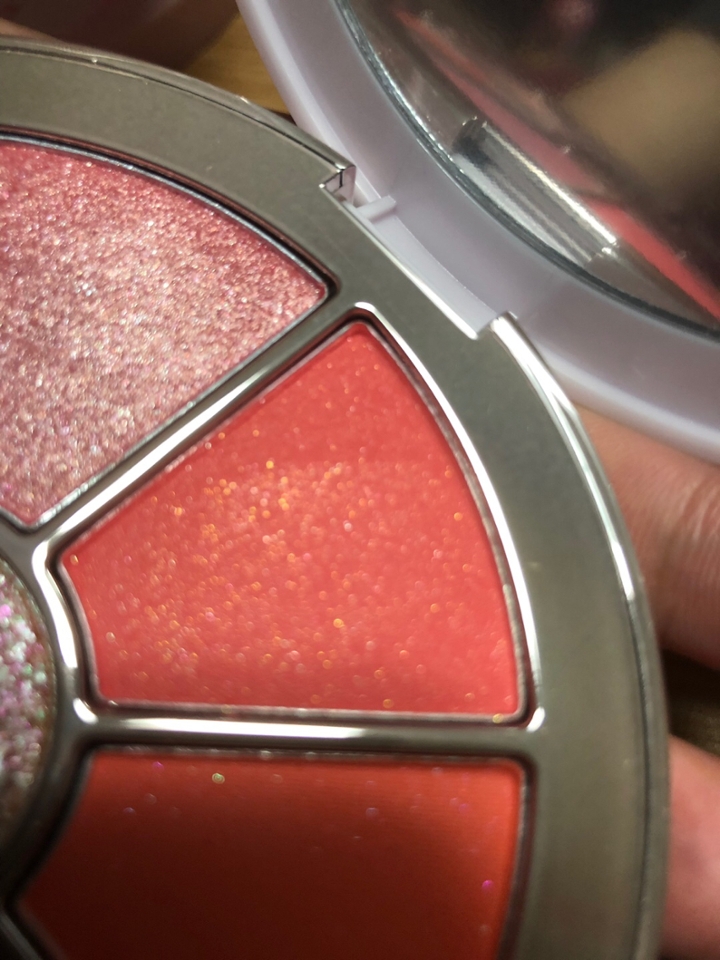 다른 한 색상은 코랄 바탕에 금빛펄이 반짝반짝
같은 코랄빛 베이스에도 다른 펄이 함유되니까
색다른 느낌이 들더라구요