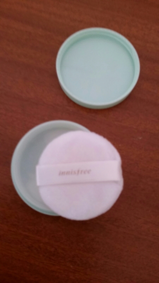 안에는 이렇게 퍼프기 들어 있고요 파우더는 하얗고 양도 적지는 않네요 