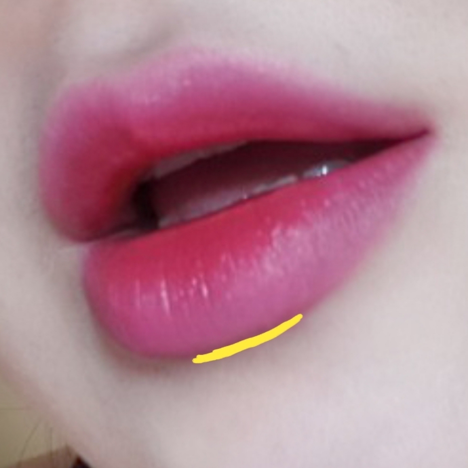마지막으로 한번더!!!
간츄리자면 !

사진에 노란선 부분을(입술이 딱 끝나는부분 아래로 그어주시면 되요) 가장진한 색으로 선을 그어주시고 그림자로 표현해주시면 됩니당ㅎ
