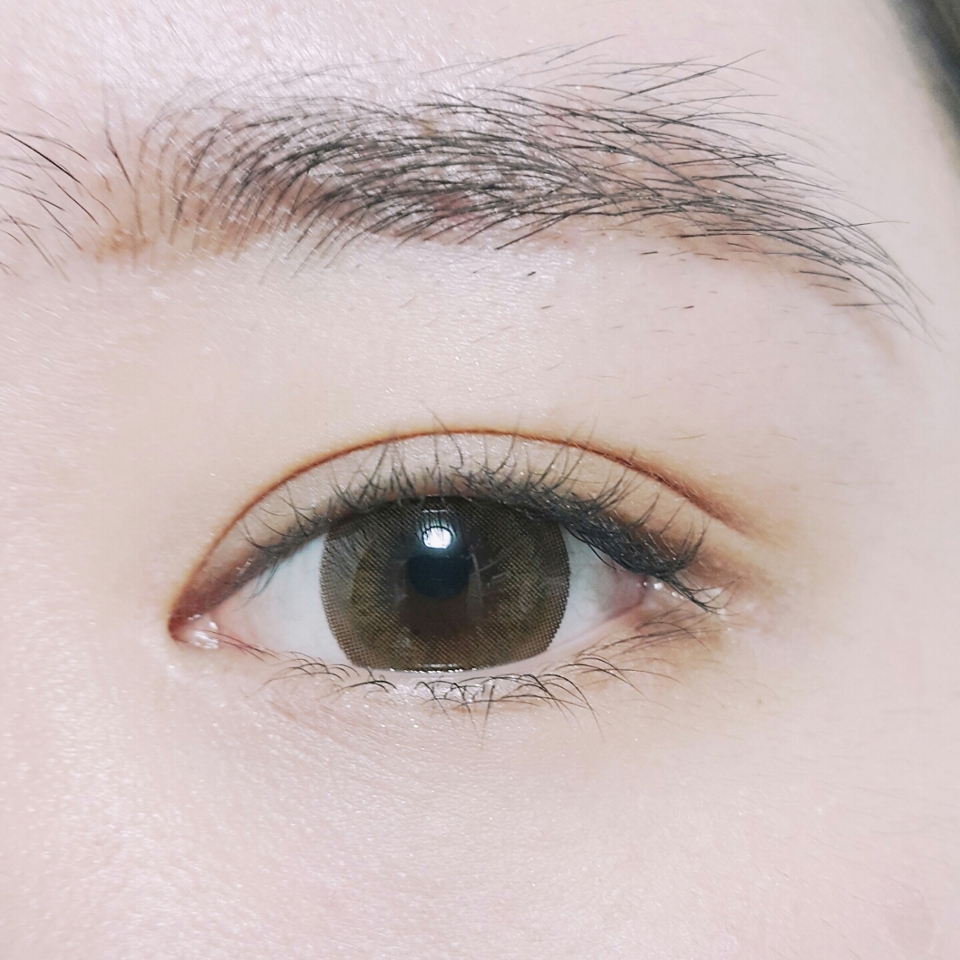 아리따움 얼쓰로 눈 전체에 음영감으로 눈을 정돈해줍니다. 이과정은 코랄섀도우를 사용할 때 눈이 부어보이지 않게 도움을 줘요.