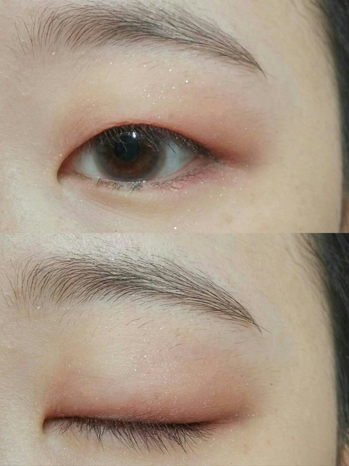 으앙 펄날림. 에뛰드 달달한 대추차를 아이라인 그리듯 얇게 한번 그려주고 눈 앞쪽이랑 뒷쪽은 살짝 블렌딩 했어요.