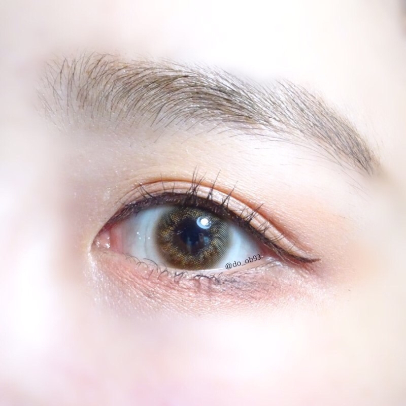 저는 자주하는 데일리 메이크업에 브라운 렌즈를 착용해보았는데요.
무난한 느낌의 메이크업에 살짝 포인트를 줄 수 있는 렌즈를 착용해서 심심한 느낌을 살짝 없애줬어요. 