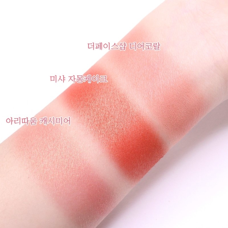 세가지 컬러 모두 코랄 핑크 베이스!
그중에서 포인트가 되는 미샤 모던섀도우 자몽케이크 컬러는 오렌지빛이 돌아서 완전 예뻐요 모노아이즈 캐시미어는 골드펄이 있어서 포인트로 블링블링