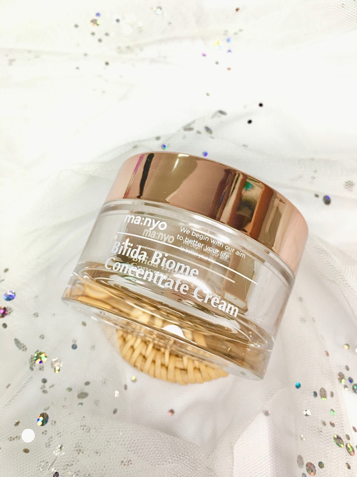 마녀공장 비피다 바이옴 컨센트레이트 크림
용량: 50ml
정가: 40,000원

로즈골드 색상의 케이스가 너무 예뻐서 자꾸 궁금하게 만들었던 마녀공장 비피다 바이옴 컨센트레이트 크림이에요

마녀공장을 대표하는 성분인 비피다발효용해물과 마이크로바이옴의 조합으로 피부 장벽 강화와 외부 자극으로부터 피부를 보호해주고 피부 본연의 힘을 길러주는 비피다 바이옴

- 비피다발효용해물: 
피부에 유익한 단백질, 유당, 유산, 비타민등 무기질이 풍부해요!
-마이크로바이옴: 
타고난 피부처럼 건강한 피부 환경을 조성해줘요