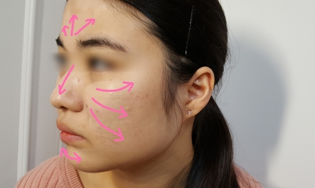 파운데이션을 브러쉬에 소량만 묻혀 얼굴 중앙부터 얇게 표바르고 물을 적신 하이드로 스폰지로 두드리며 발라줄께요.!

*문지르게되면 전단계 컨실러가 밀려요! 그리고 많이 두드려줄수록 지속력이 높아진답니다!
