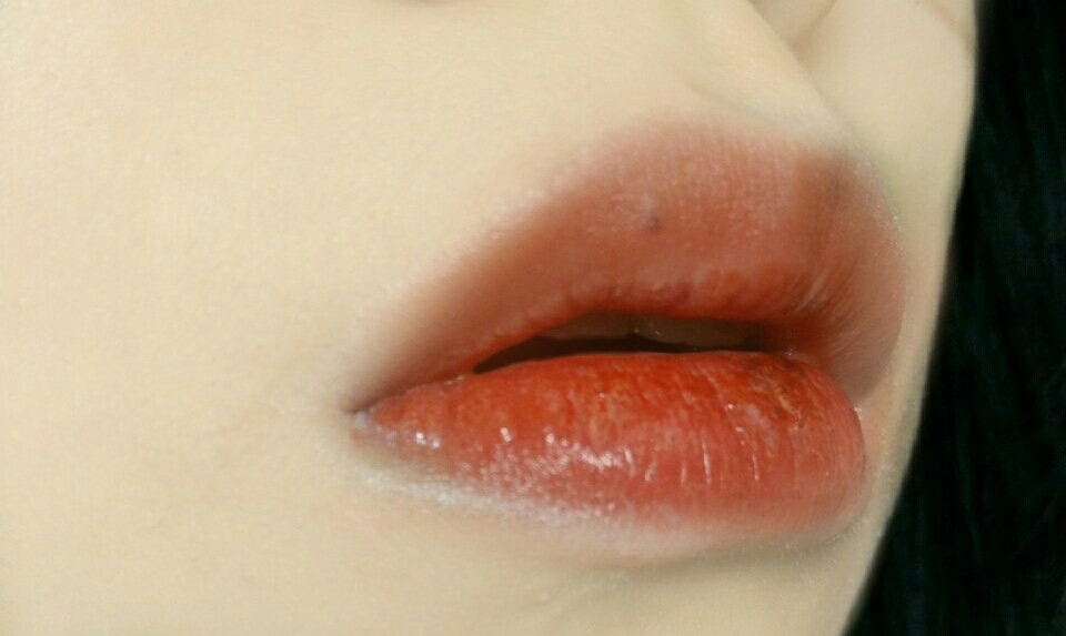 추워서 각질 잔뜩일어난채로 발랐더니 입술이 꼬질꼬질하네요ㅠ
오일틴트라고해서 입술에바르면 돼지기름처럼 될까 걱정했는데 촉촉하고 적당하게 광택이 있었어요
그리고 손등발색하곤 다르게 입술에선 오렌지빛을 더 띠는것 같아요