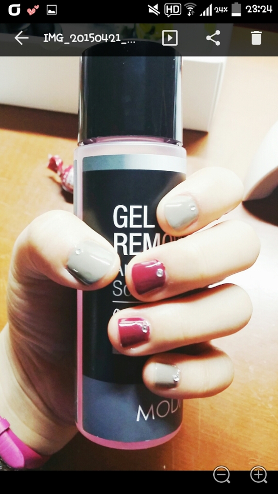 약지가 참 많이 길어서 예뻤었는데 얇아서 계속 휘고.. 신경쓰여서 전체적으로 길이를 잘라버린후 첫 젤네일을 했어요ㅎㅎ

워낙 네일바디가 짧고 부채꼴모양인 상태라
바디가 길고 곧아지는게
전체적 길이가 기는 것보다 더 중요했는데
바디는 쉽게 안길더라구요ㅠ