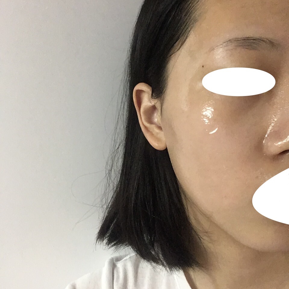 토너로 피부결을 정리해준뒤 로션을 바르고 슬리핑팩을 발라준 모습이에요 양이 엄청 넉넉해서  얼굴 전체에 되게 두껍게 발라줬어요