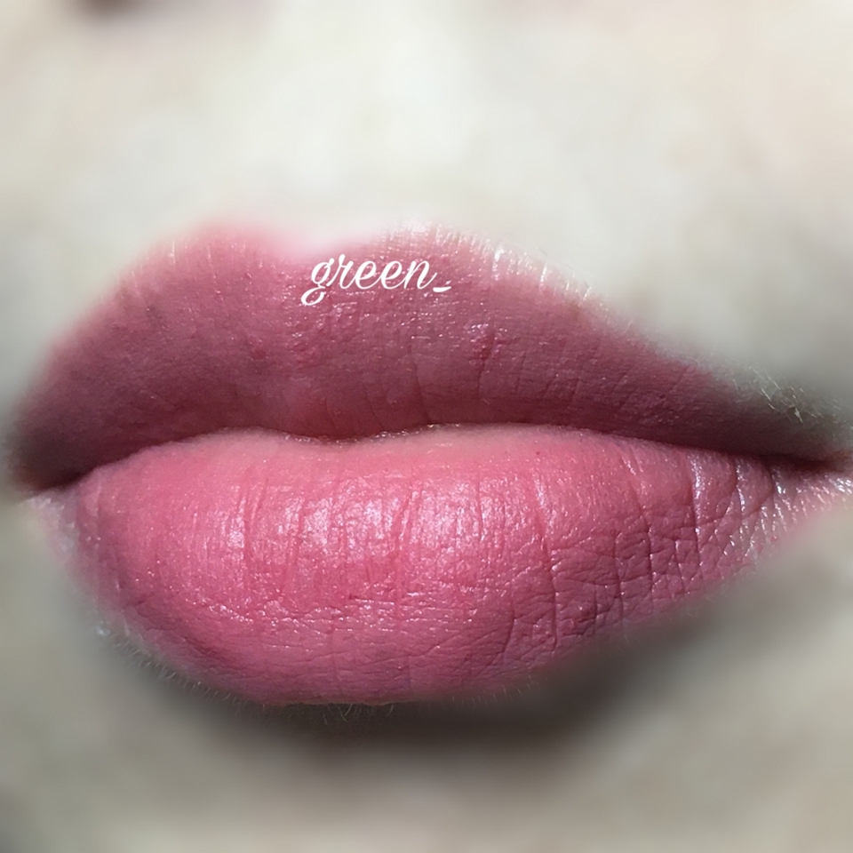 입술 위에 발색하면 이런 느낌!!
전 솔직히 제 피부톤에 이 컬러가 진짜 세상 안 어울릴 줄 알았는데,,, 의외로 안 어울리는 것 같지는 않아서 좀 놀랐어요ㅋㅋㅋㅋ 뮤트한 느낌이어도 좀 청순하고 여리한 무드로 발색되는 것 같아서 칙칙해보이지도 않고 제법 괜찮았어요!
이 컬러는 핑착이 심하지 않고, 거의 본 컬러 그대로 착색되었던 편이라 지우기도 딱히 어렵진 않아서 전 맘에 들었어요♥