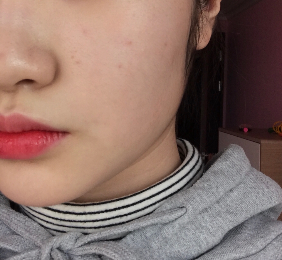 
BEFORE

이렇게 아무런 광채란게 없는 피부에요 ㅠㅠ

한번 프라이머를 발라볼까요 〰️❔〰️❔
