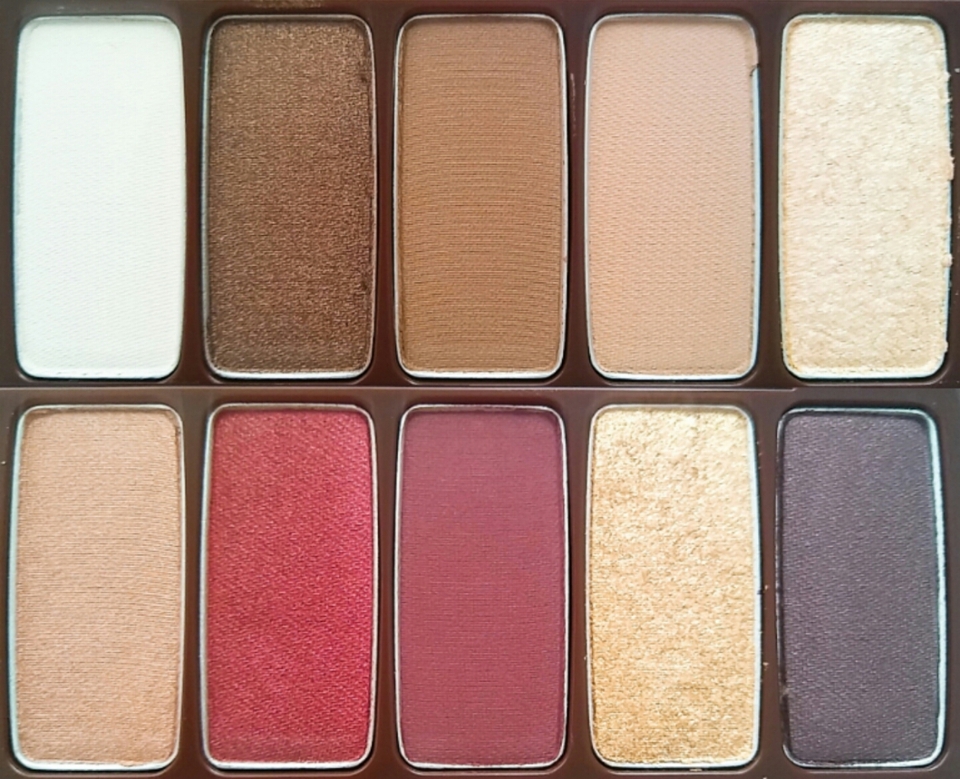 섀도우 위에 덮어져있던 필름종이를 빼고 찍어봤어요!
사진에선 실제 색상보다 쪼끔 더 밝게 나왔네요..!