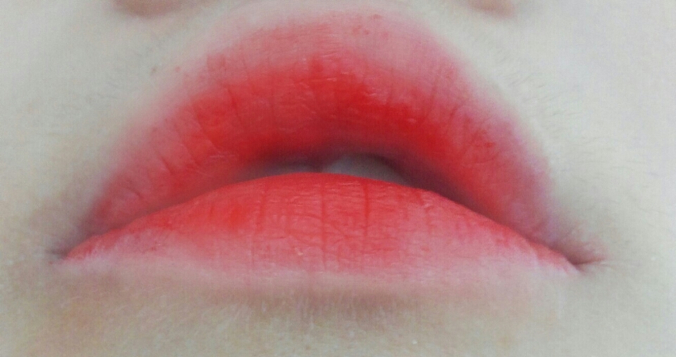 처음에는 물 바르는것처럼 부드랍게 발리는데 나중에 바르자마자 입에 쫙붙어서 그라데이션 잘 안됍니다ㅜㅜ