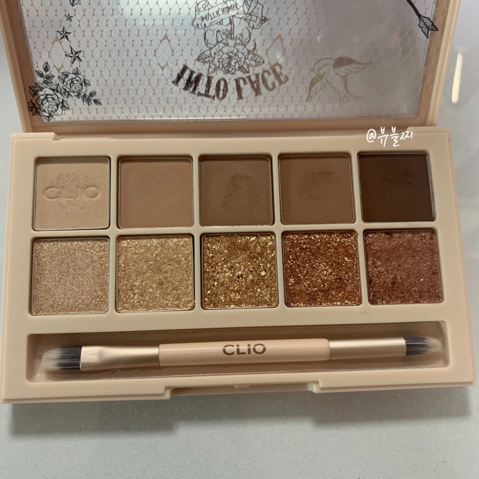 가을웜분들 중에서도 좀 딥한 색상이 잘 어울리는 분들께
더 추천드려요!

매트 색상 중에서 세번째 색상은 약간 회끼가 살짝 돌아서
저 색상은 손이 잘 안가지만 나머지 4개는 잘 어울리고
다양한 메이크업이 가능해서 좋아요