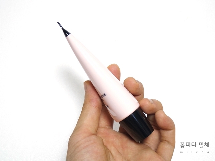 용량이 그렇게 많이 든건 아니라서 아쉽긴한데
휴대용으로는 앙증맞는 크기라서 들고다니기는 편하답니다

전체적으로 유광재질이라 지문 묻음 있음!!!!