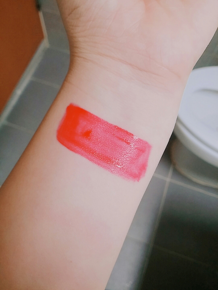 광이 뿜뿜 한거 보이시나요!! 촉촉~해서 립밤이 필요없어요! 당연히 각질 부각도 없고 발림성도 좋아요!  향도 진짜 진짜 너무 좋은데요 무슨향인지 자루모르겠어요ㅜㅜ 그냥 완전 달달하고 기분좋아지는향??🍬 이에요!
