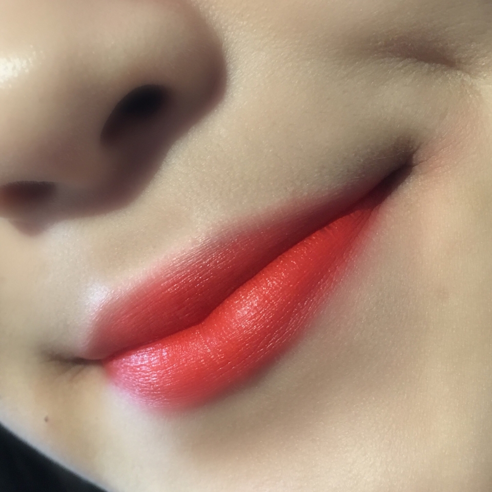 발랐을때는 이런느낌이에요! 바를때 너무 처음 바른곳에만 많이발리고 제마음대로 예쁘게 바르기가 어렵습니다ㅠㅠㅠ 너무 꾸덕해서 그런것같아요ㅠㅠ