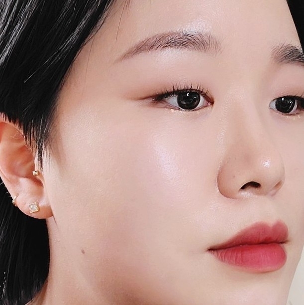 요 메이크업 한 날 은은한 새틴광 베이스를 완성해 준 것도 에센스 더블 커버 파운데이션!

​

열 번 좋다고 말하는거보다 한 번 보여드리는게 더 설득력 있죠?

​

요 정도 피부 표현이면 정말 매일 손이 갈 만 하지 않나요?😚

