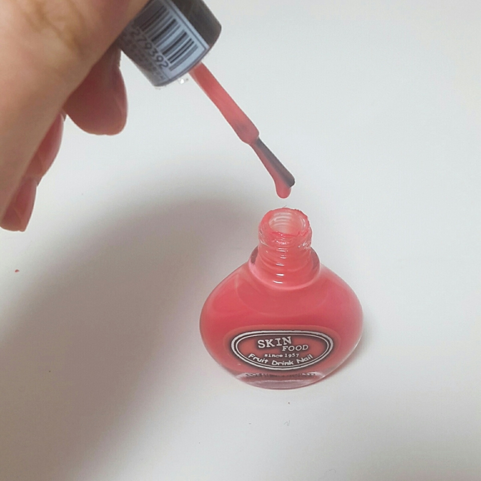 제형은 일반적인 메니큐어보다 더 묽은 느낌이 있죠?!!