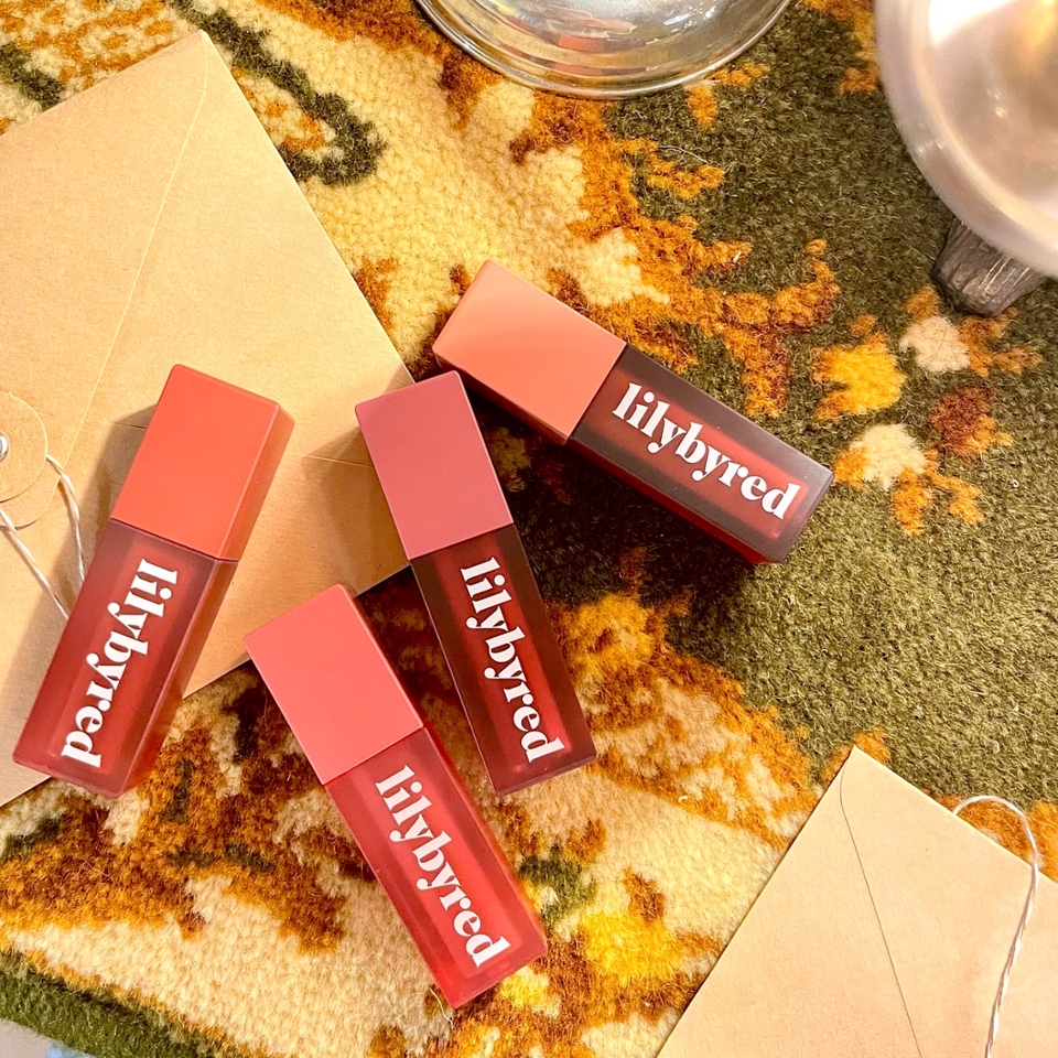 안녕하세요! 윤공아 입니다!!
오늘 리뷰할 제품은 바로 여름이 지나고 가을 감성 물씬🍂
빈티지함을 가득 담은

​#제품제공

릴리바이레드 신상! 애쉬레터에디션-무드라이어 벨벳틴트
(누드라이어) 전색상 리뷰를 할게요🧡

패키지 자체도 너무 예쁘고 가을감성 물씬나더라구요 
요번 릴리바이레드 신상 벨벳틴트에는 웜,쿨 분들 모두 사용하실 수 있어서 얼마나 좋은지❤️

​