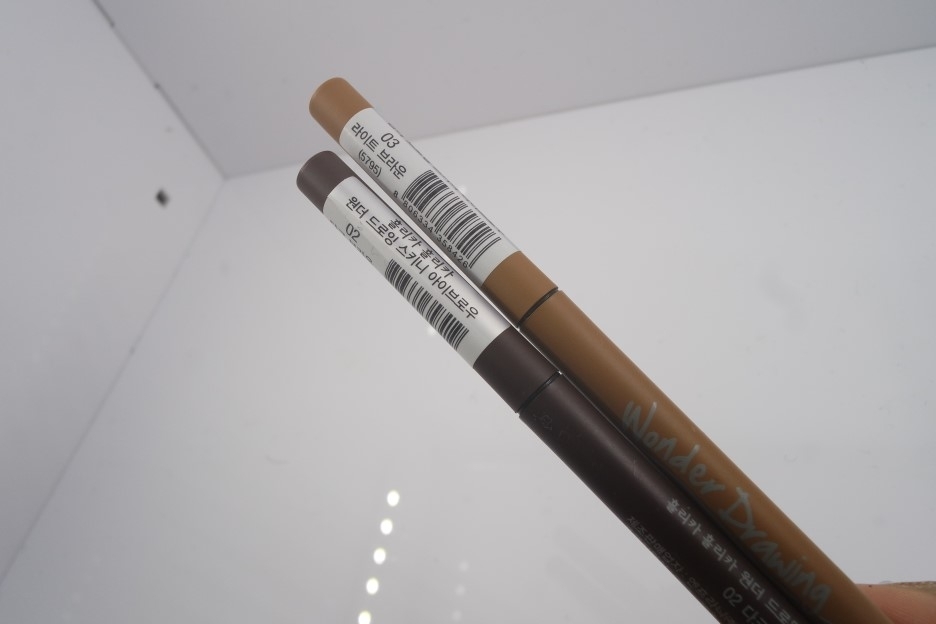 다크브라운이 2호, 라이트브라운이3호네요!
주변에 매장이 없으신분들은 인터넷 사이트 이용하시면 될것같은데 1호 애쉬블랙은 품절이더라능 ㅎㅎ
어제 매장에서 봤을땐 엄청 많았는데 홀리카홀리카가 매장이 많은 편은 아니다보니 인터넷 몰을 많이들 이용하시나봄!