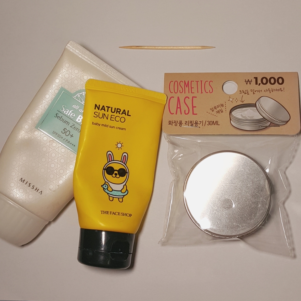 먼저 준비물부터 소개할게요 !

백탁이 있는 선크림과 치크를 보관하실 용기, 이쑤시개를 기본적으로 준비해주세요