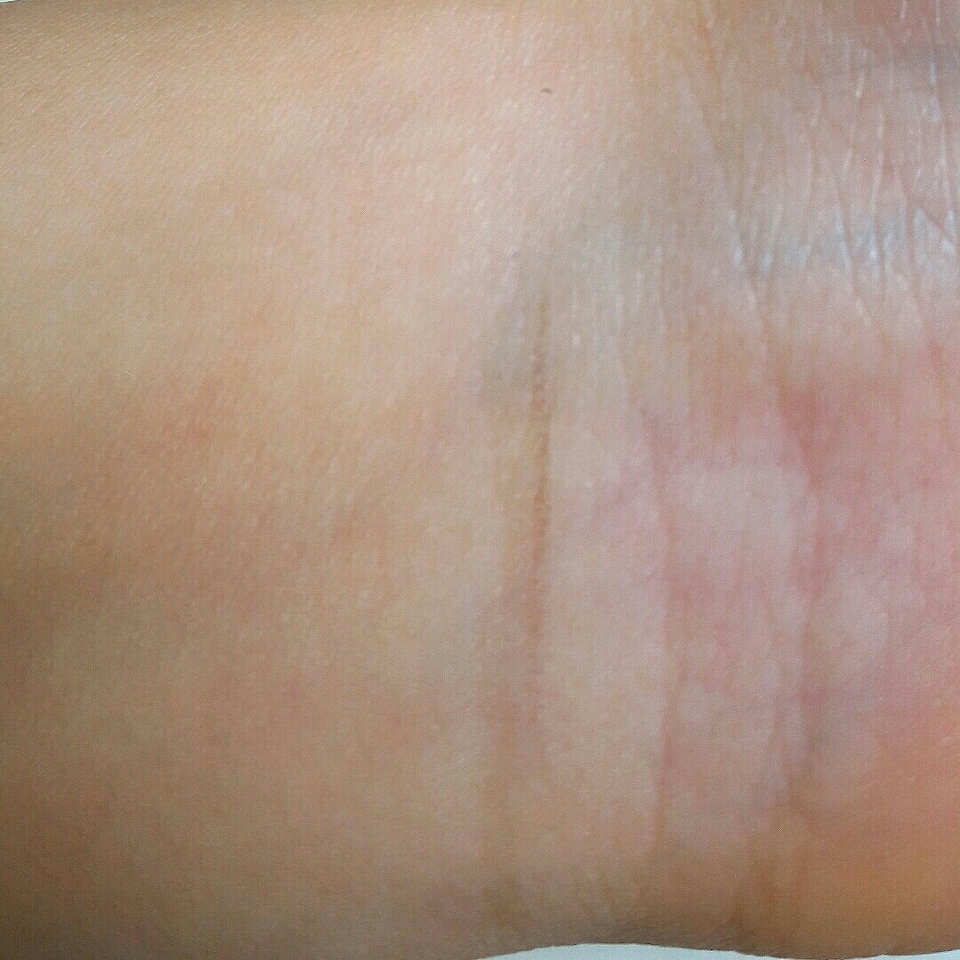 문지르면 바로 없어지는,,,, ㅎㅎ 이걸로 아이라인그리면 좀 번질수 있어요 ! 주의하시길~~ 블렌딩이 잘되서 그런지 아이라인, 애굣살, 눈썹, 섀딩, 언더등등에 사용하기가 편리해요!