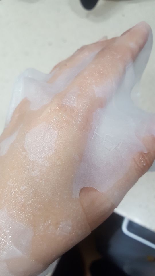 시트가 참 얇죠?  얼굴에 얹어놓으면 붙인듯 안붙인듯 아주 얇아서 착 붙는밀착력을 자랑합니다.
조기 메디힐이라고 로고가 보이죠?
조게 얼굴에얹으면 첨엔 잘안보이더라구요.

그러다 시간이 지나면서 앰플이 흡수됨에
따라 서서히 로고가보이기시작해요.
20분여지나면 로고가 확연히보이고
그때 떼어내면되더라구요.
