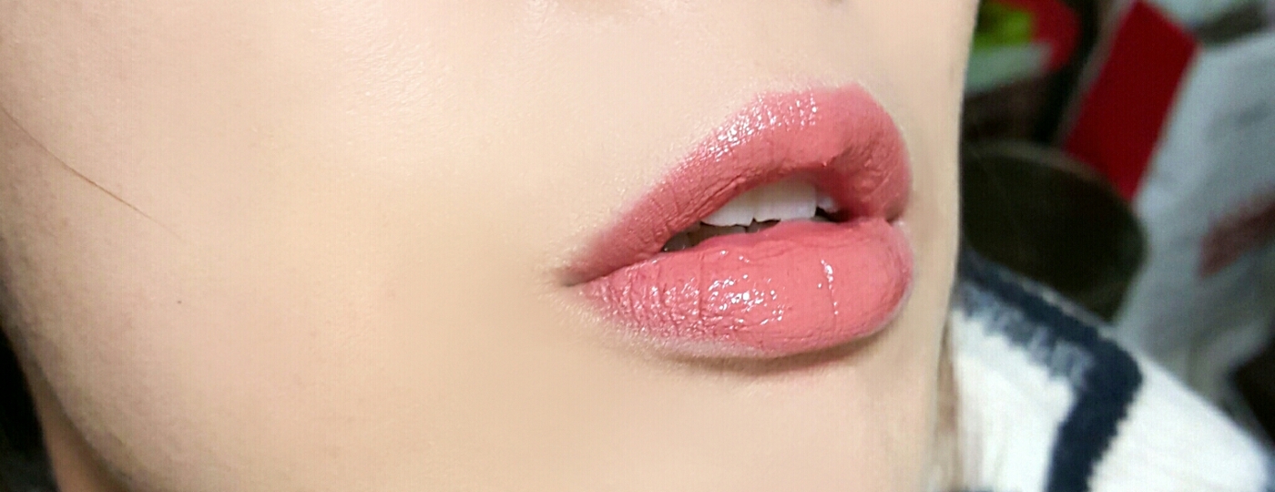 그래서 전 이렇게 투명 글로스를 샇짝 얹어서 쓰고 있어요.