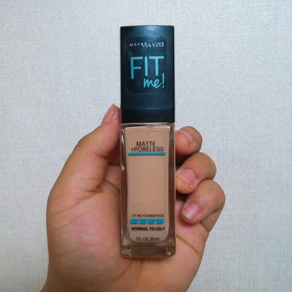 외관입니다 유리재질인 것 같고 길쭉해요